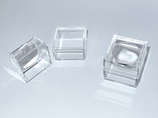 Magnifying cube